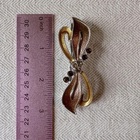 Light Brown Enamel and Crystal Bow & Heart Hair Barrette - Picture 6 of 7